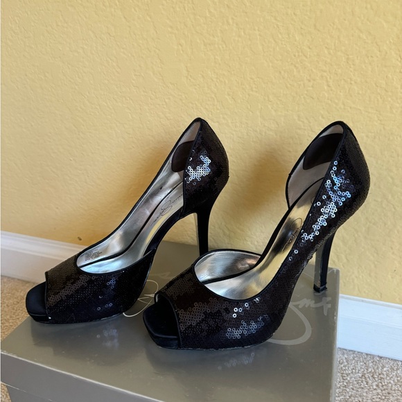 Jessica Simpson black sequin pumps. Size 7 - Picture 5 of 10
